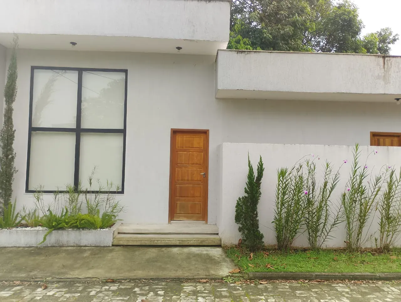 Balcony with a grill in a 3-bedroom house, 75 m² — photo 5