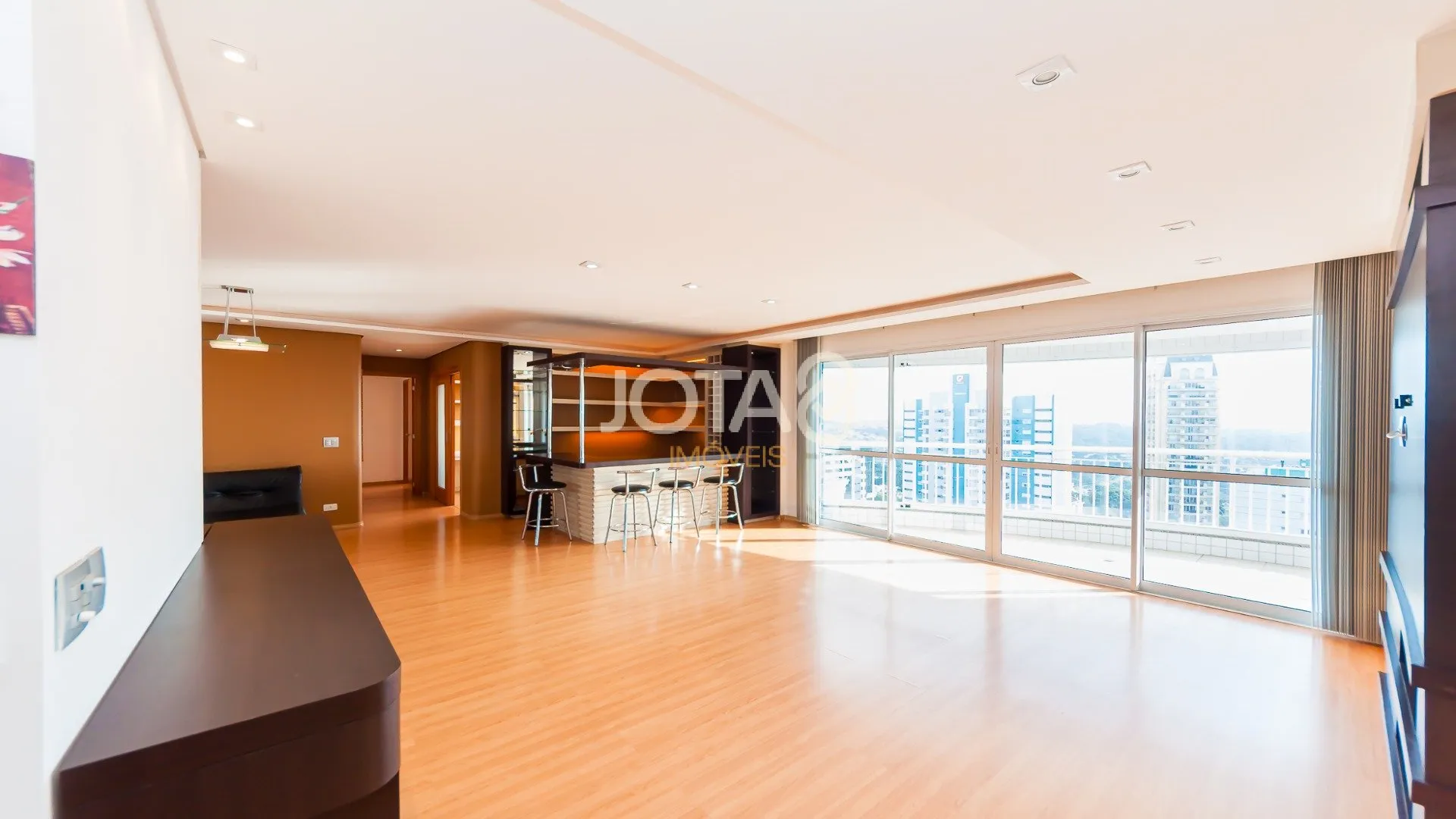 3 en-suite bedroom apartment with balcony and 267 m² — photo 2