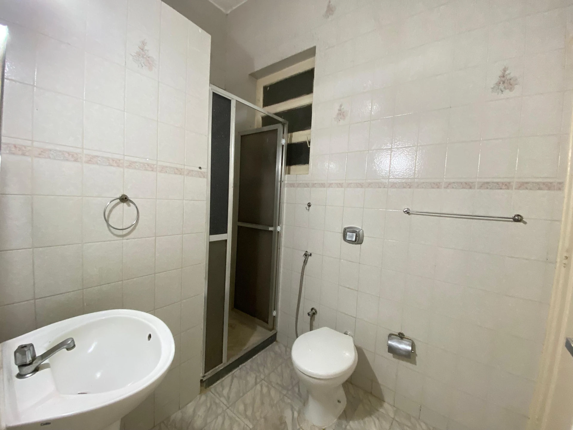 Bathtub in a one-bedroom apartment, 50 m² — photo 18