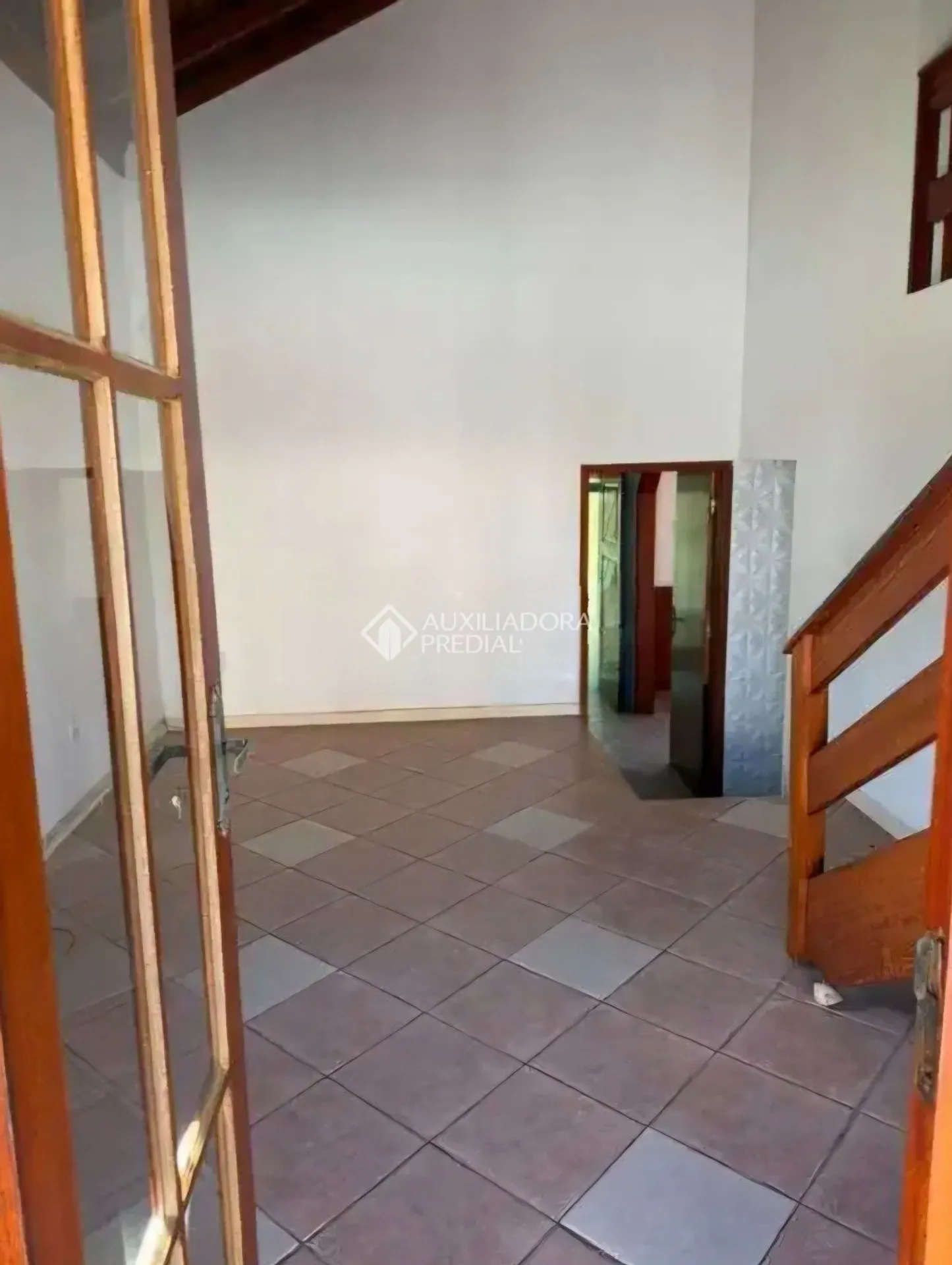 2nd-floor house with 5 bedrooms and 3 en-suite baths