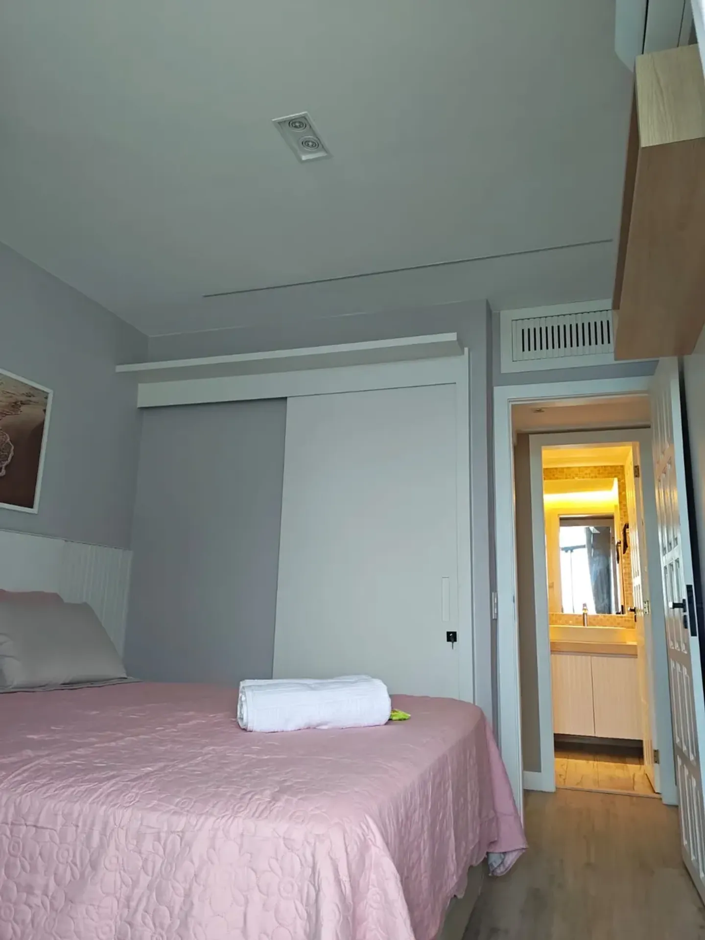 Furnished 1-bedroom apartment with 2 bathrooms — photo 23