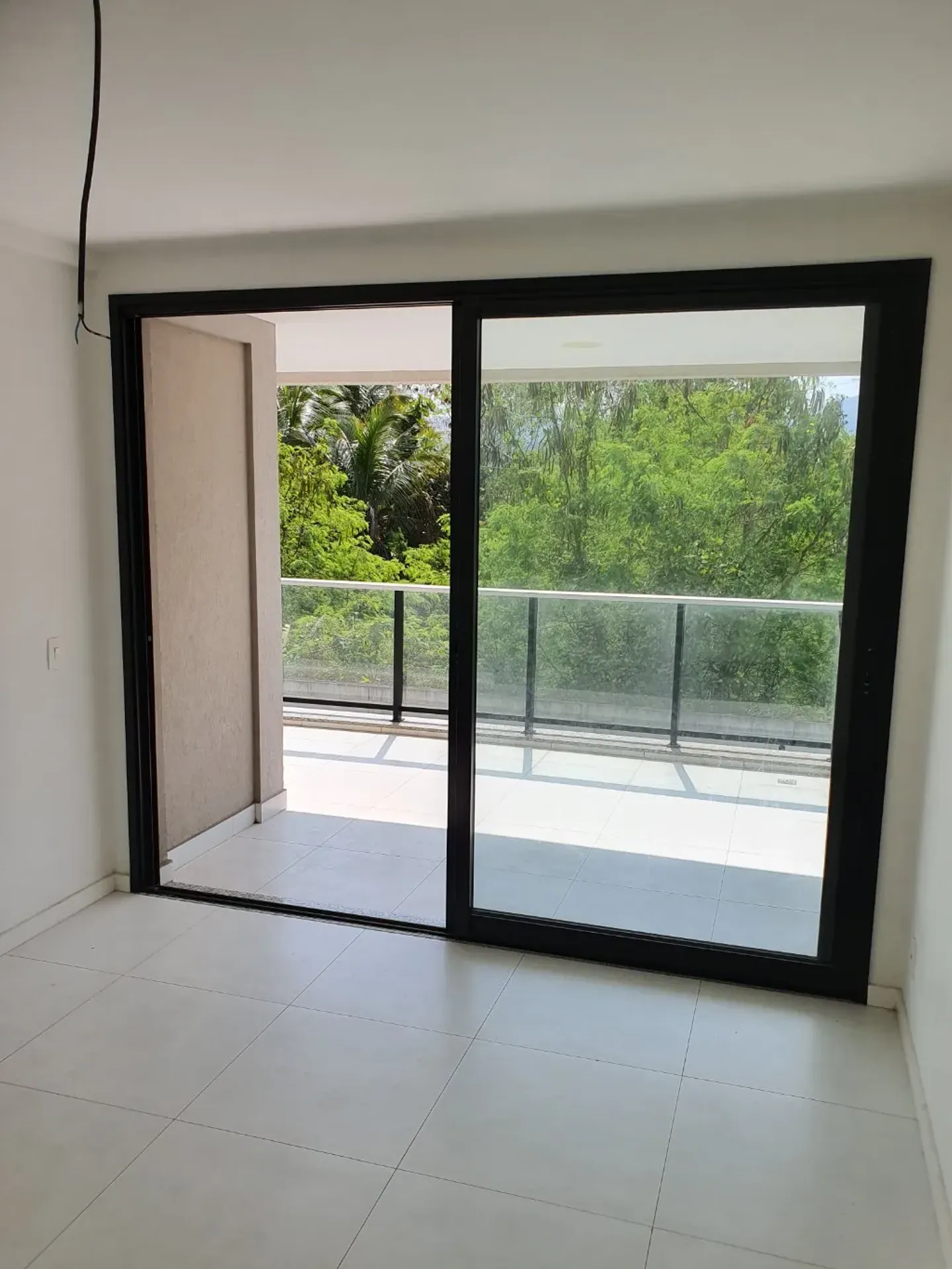 Floor-to-ceiling windows in a 4-bedroom house, 366 m² — photo 5