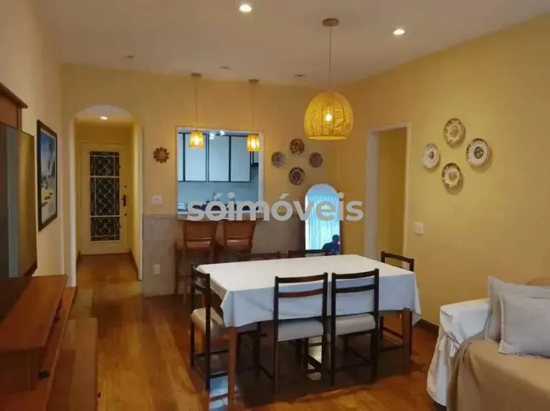 Apartment on the 2nd floor with wood or laminate floors