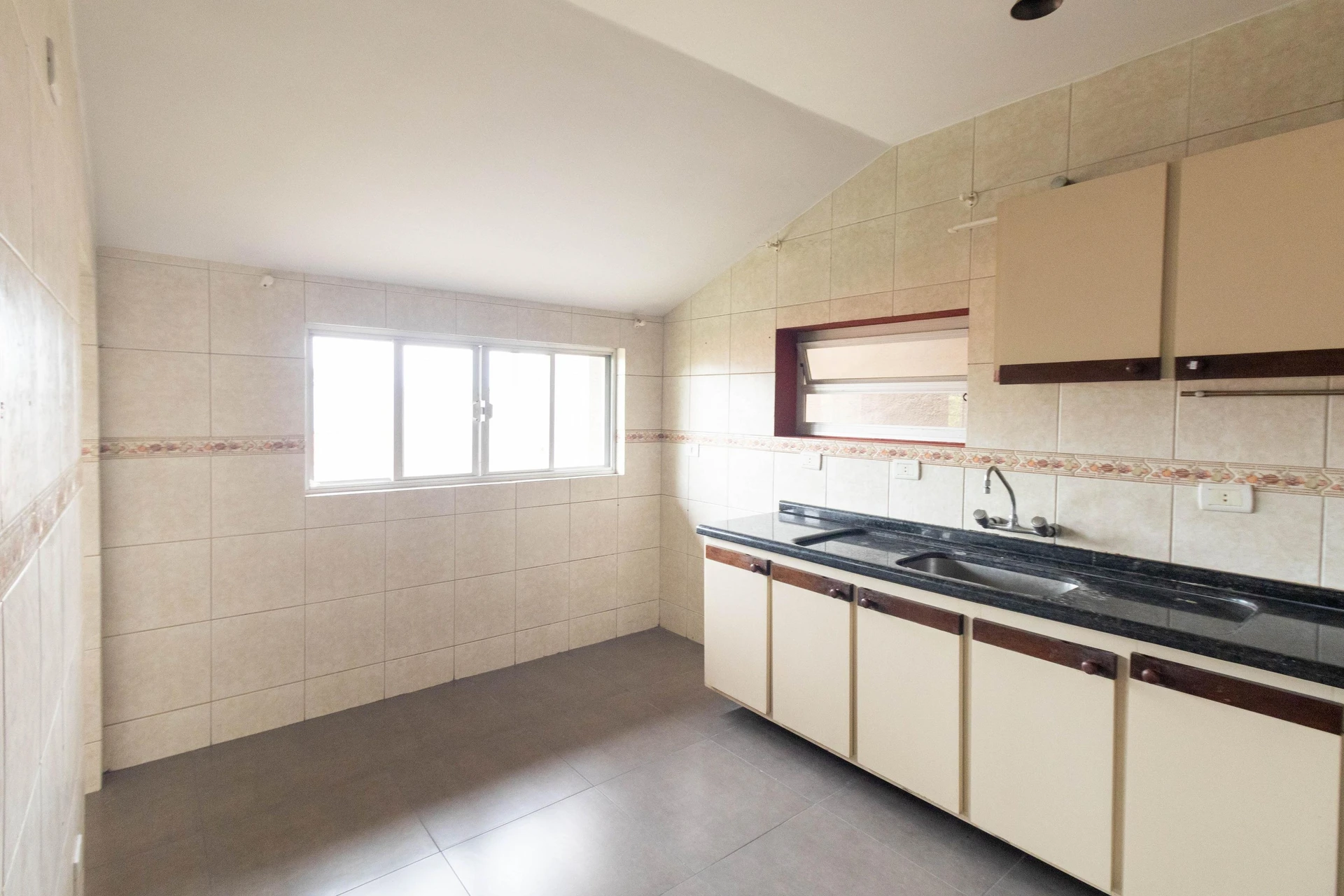 House, 195 m², with floor-to-ceiling windows — photo 20