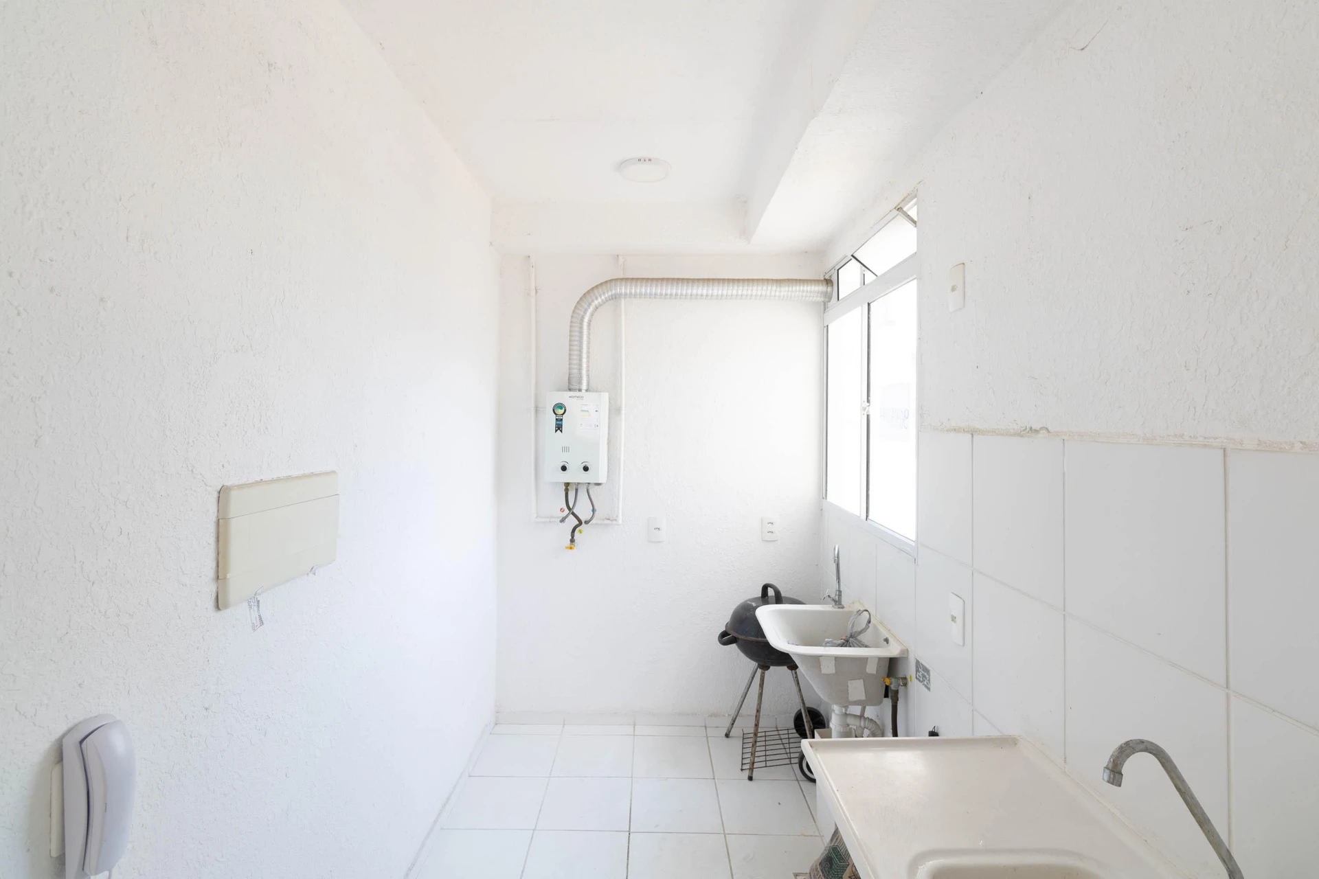 Unfurnished 2-bedroom apartment with wood floors — photo 21