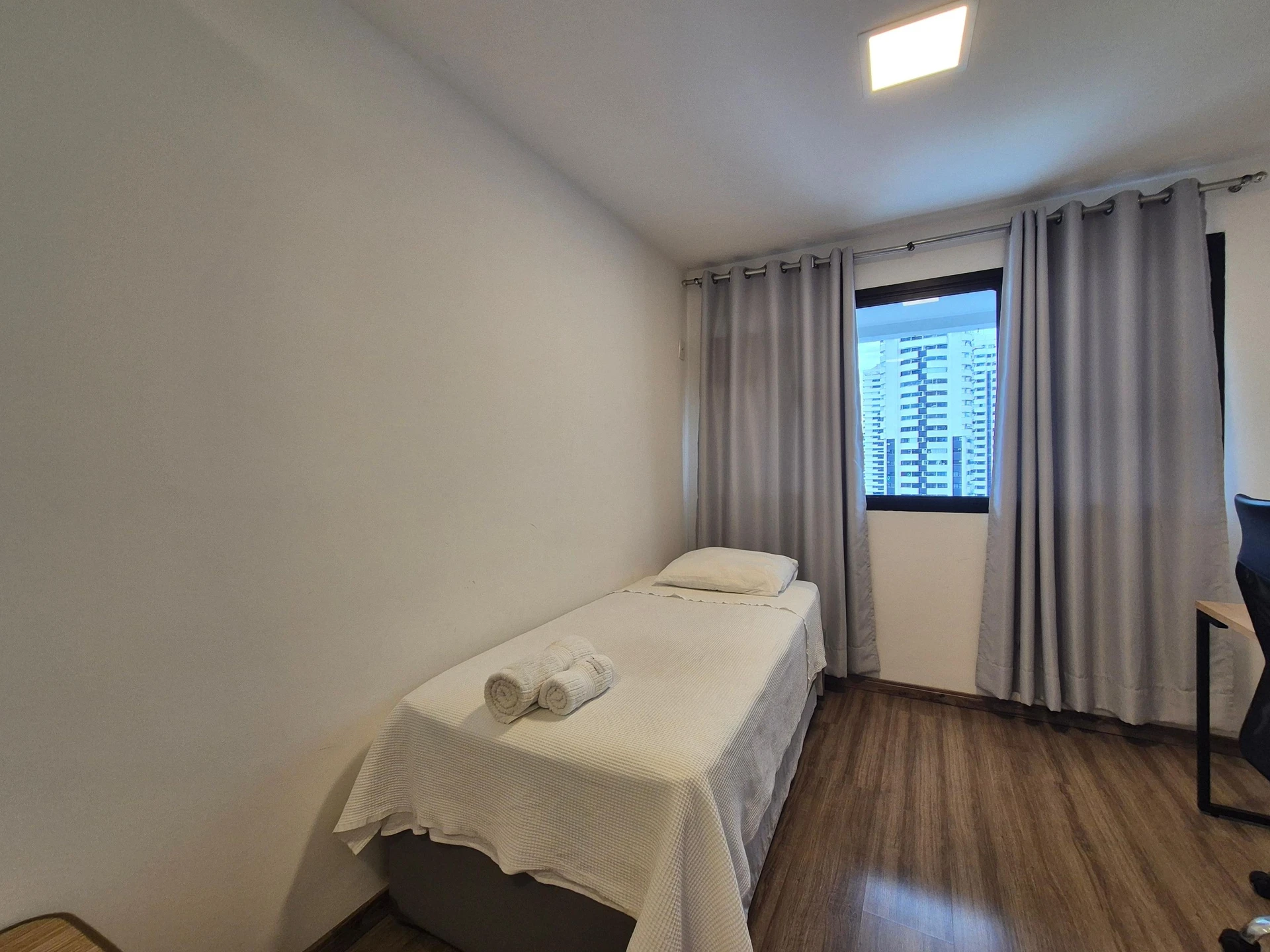 Furnished apartment with 2 en-suite bedrooms and 1 parking — photo 3
