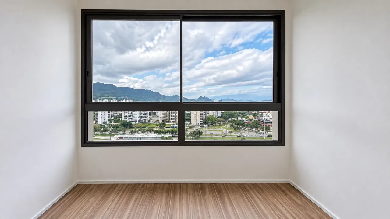 Glass-enclosed balcony in a 3-bedroom apartment, 115 m² — photo 4