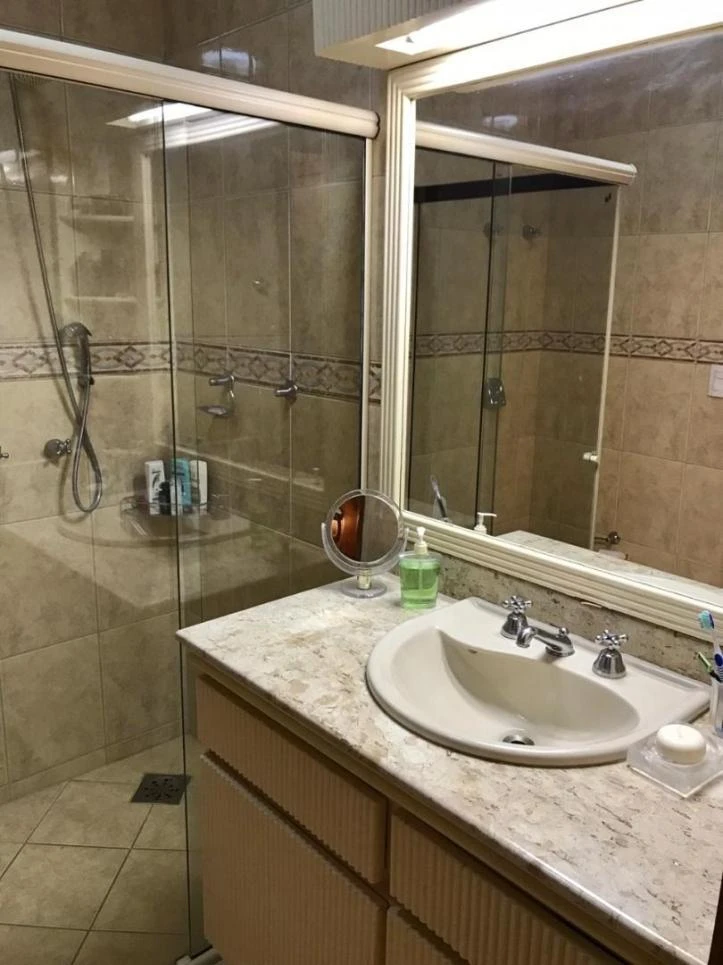 Casa de 290 m² con balcón cerrado con vidrio y bañera — photo 8