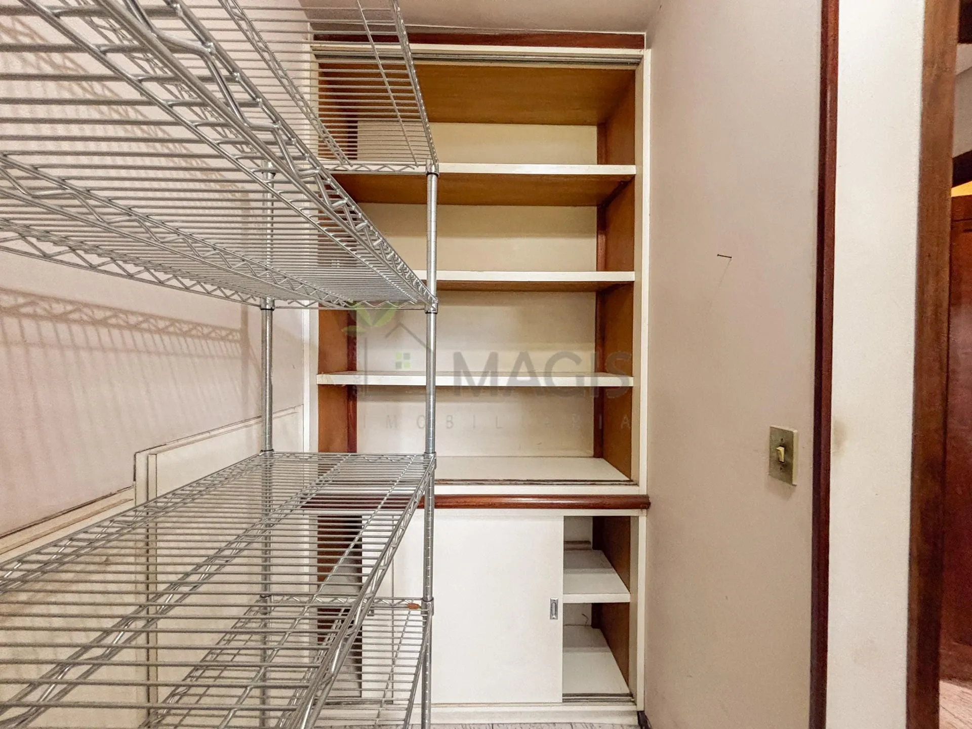 House with 5 bedrooms and 13 parking spaces across 2 floors — photo 52