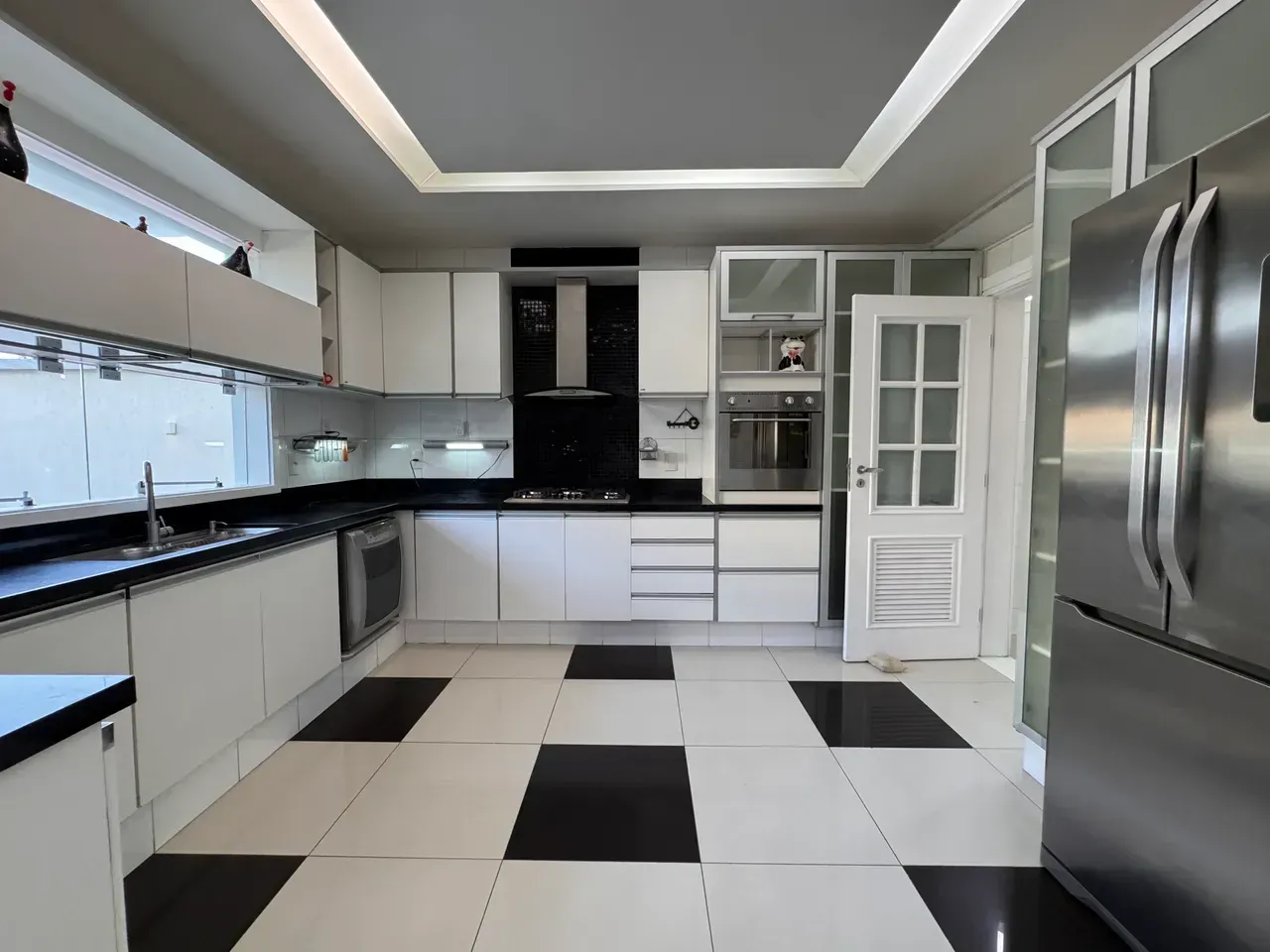 Furnished 800 m² house on the 4th floor with 8 parking spots — photo 61