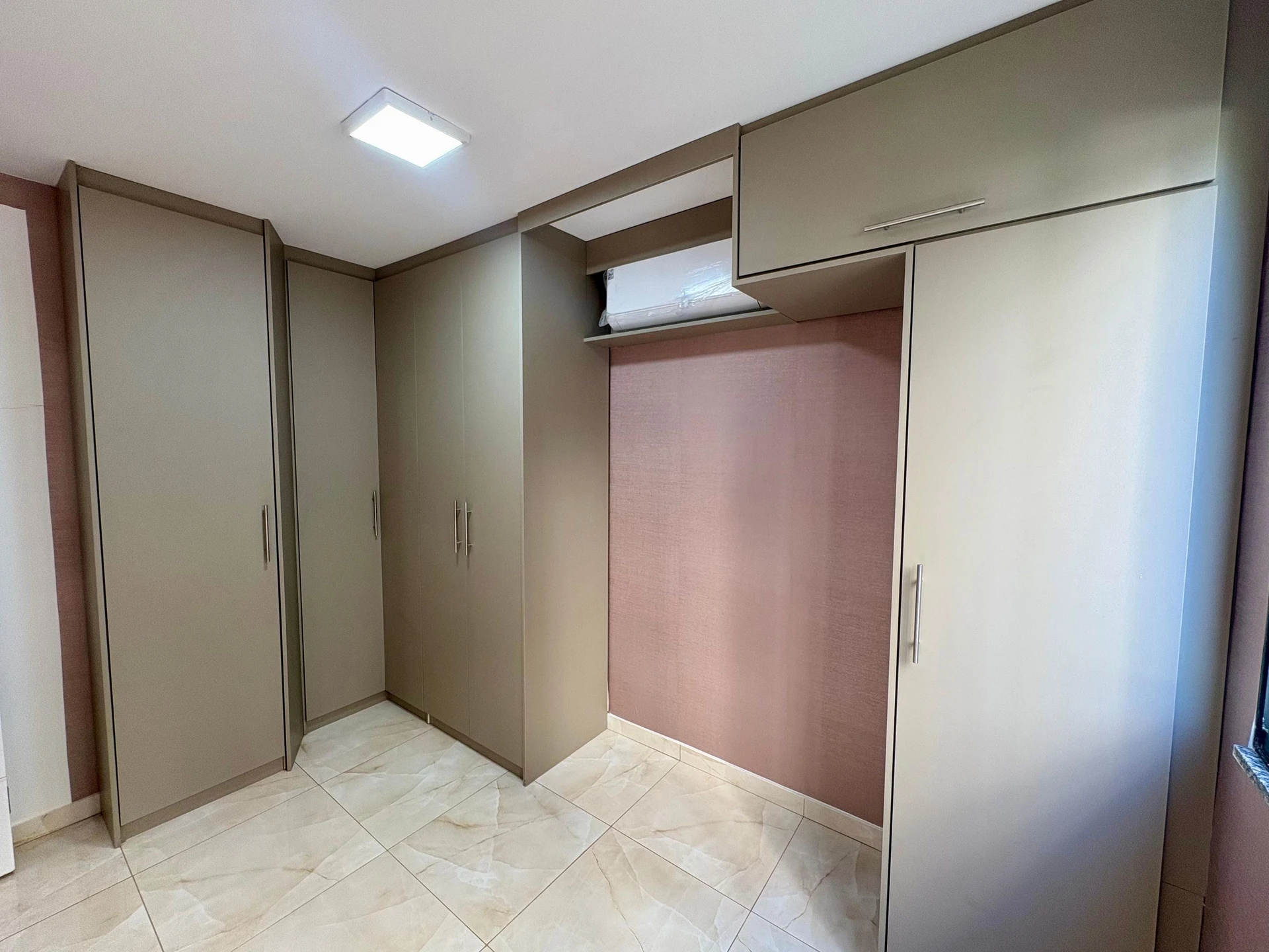 2-bedroom apartment in a building with a gym — photo 7