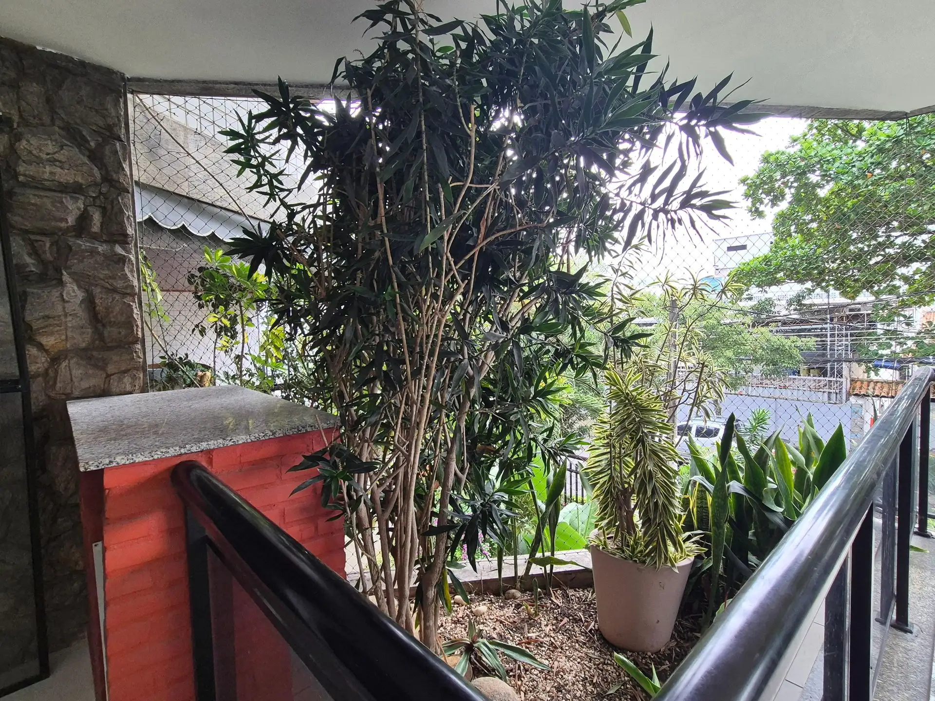 4-bedroom apartment with 3 bathrooms and a balcony — photo 28