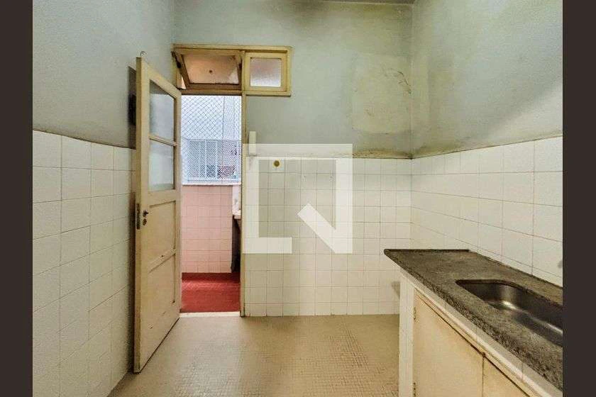 Unfurnished 2-bedroom apartment with city-facing windows — photo 2
