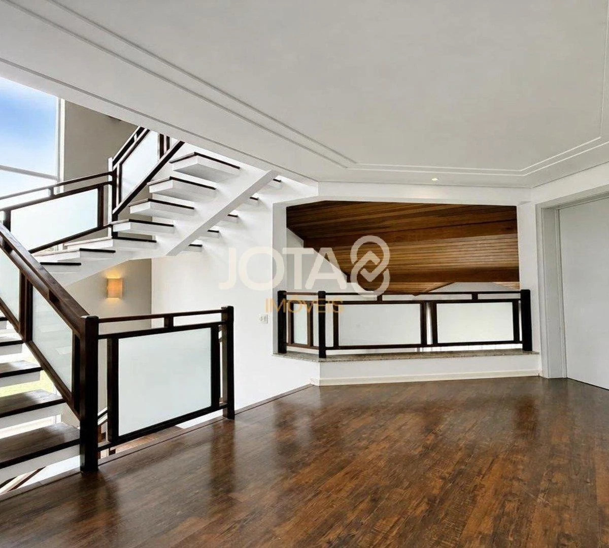 4-bedroom house with a glass-enclosed balcony in Curitiba — photo 26