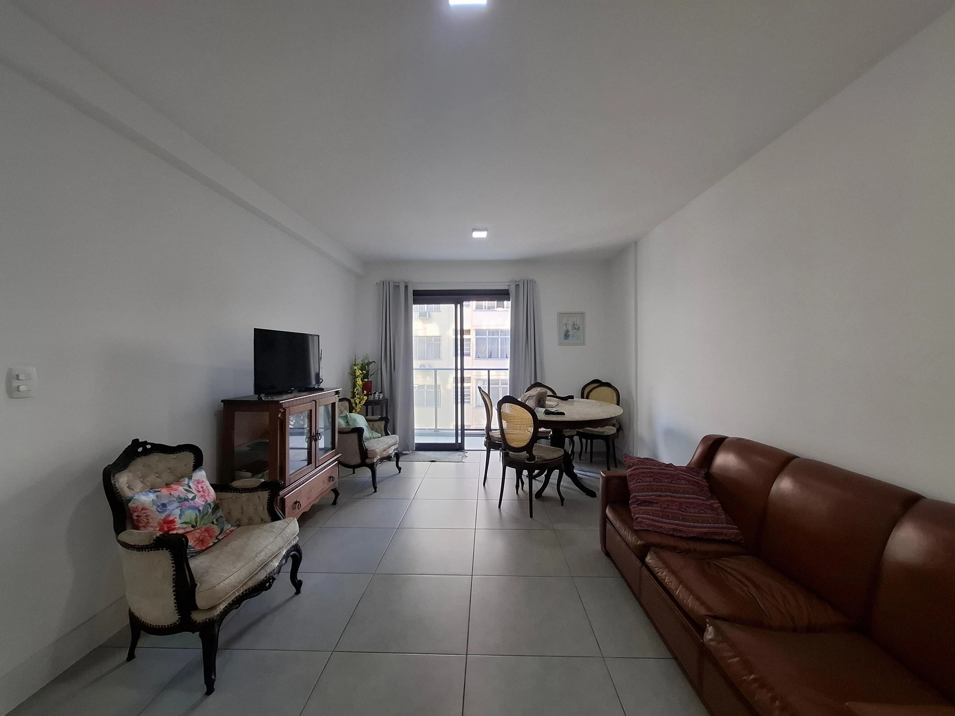 Furnished apartment with home office and balcony — photo 21