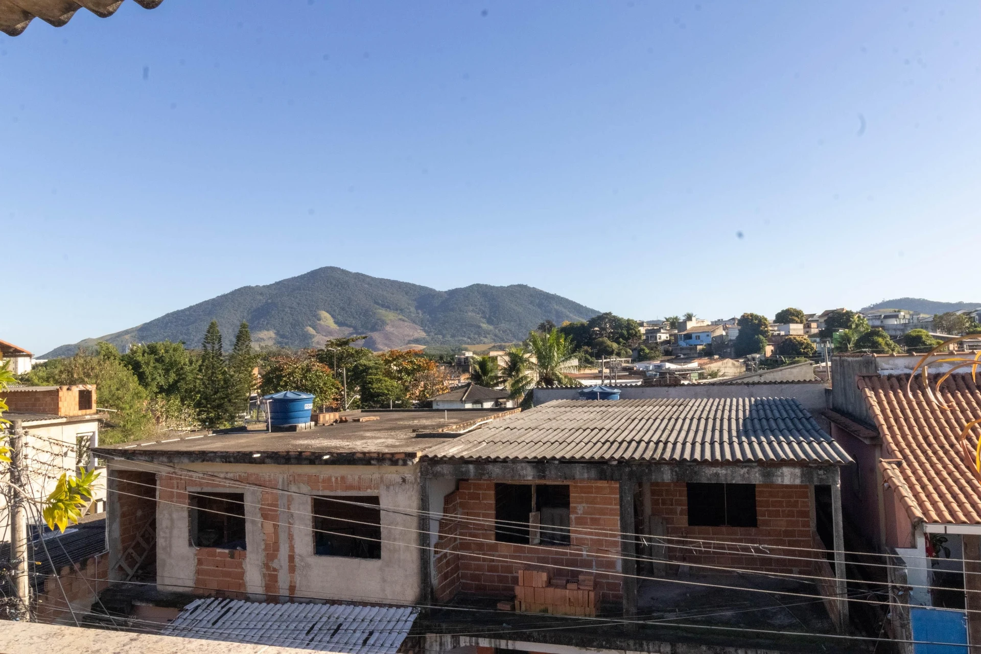 Casa mobiliada com 3 quartos e cozinha com fogão a gás — photo 24