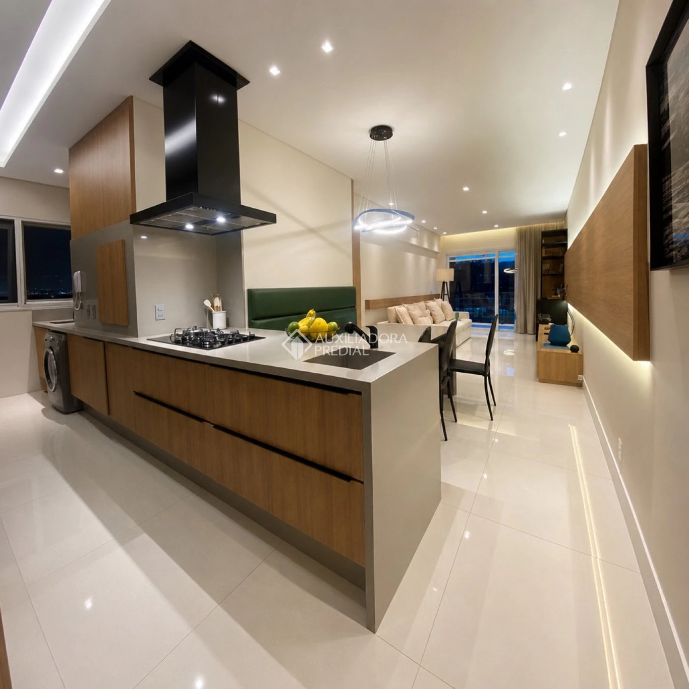 Balcony with a grill in a 2-bedroom apartment, 172 m² — photo 42