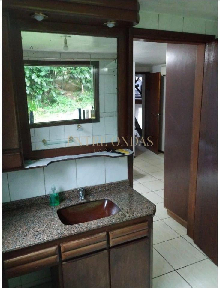 4-bedroom house with a bathtub in Florianópolis — photo 23