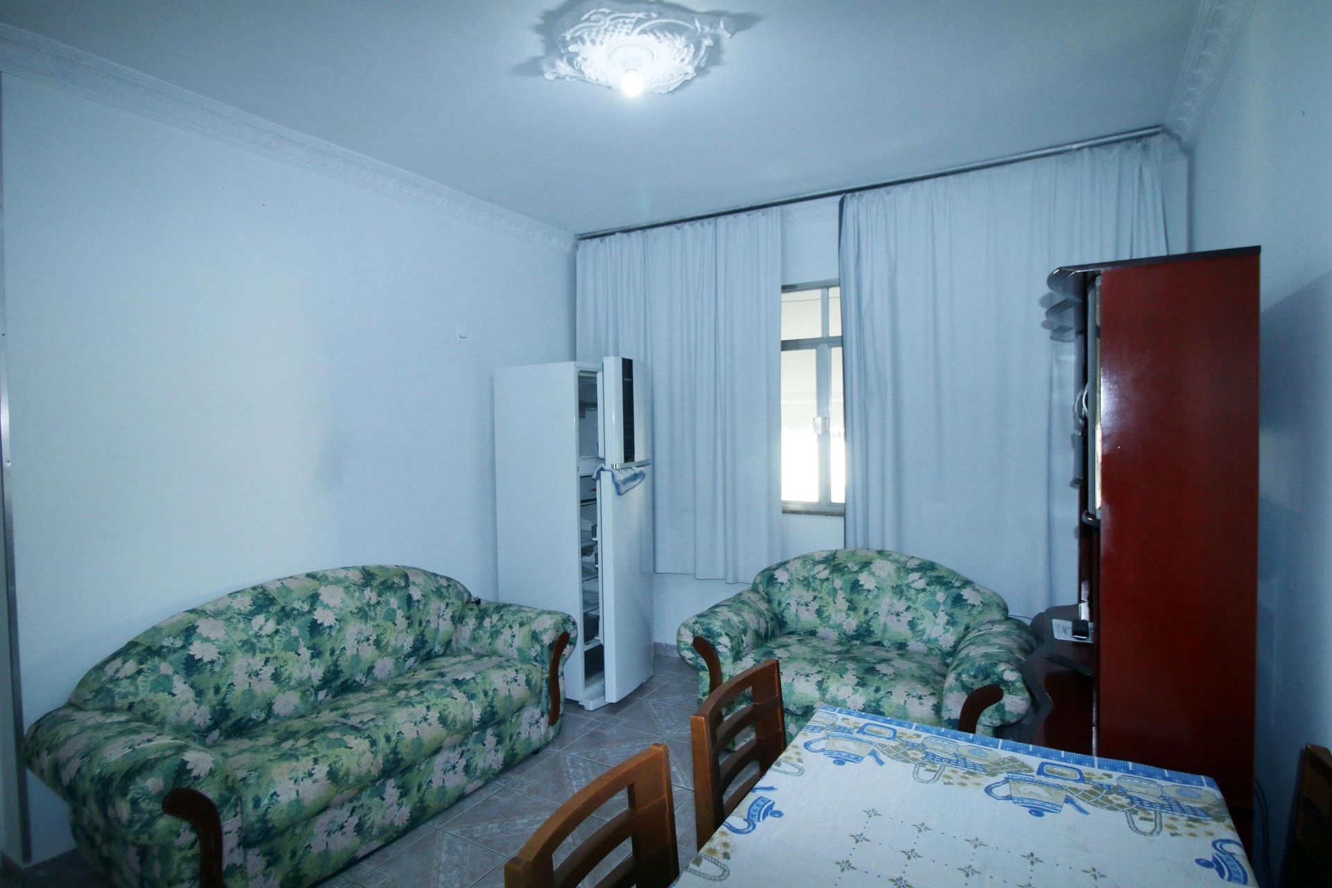 Furnished 2-bedroom apartment with 1 bathroom and glass shower — photo 13