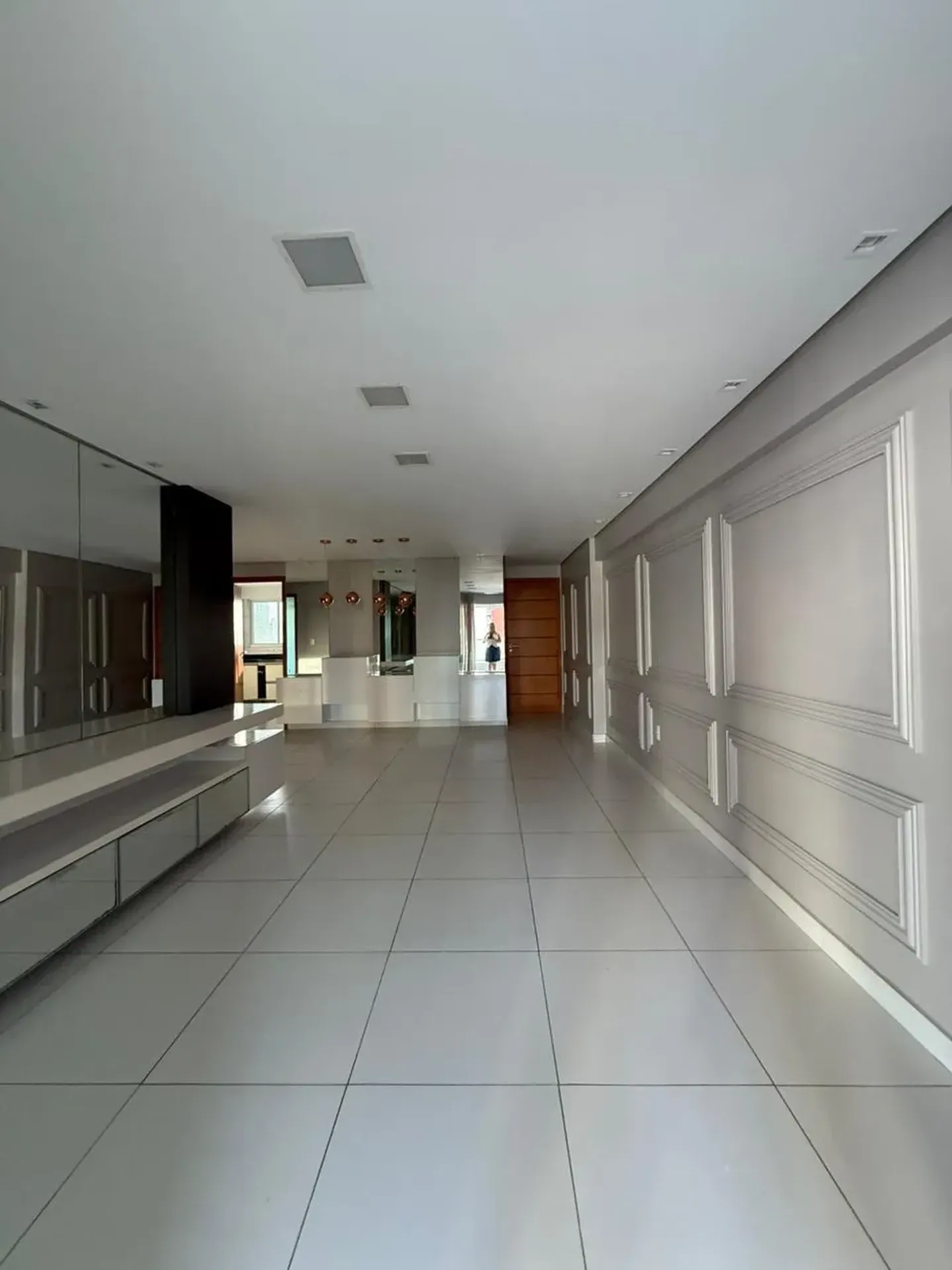 4-bedroom apartment with a glass-enclosed balcony — photo 3