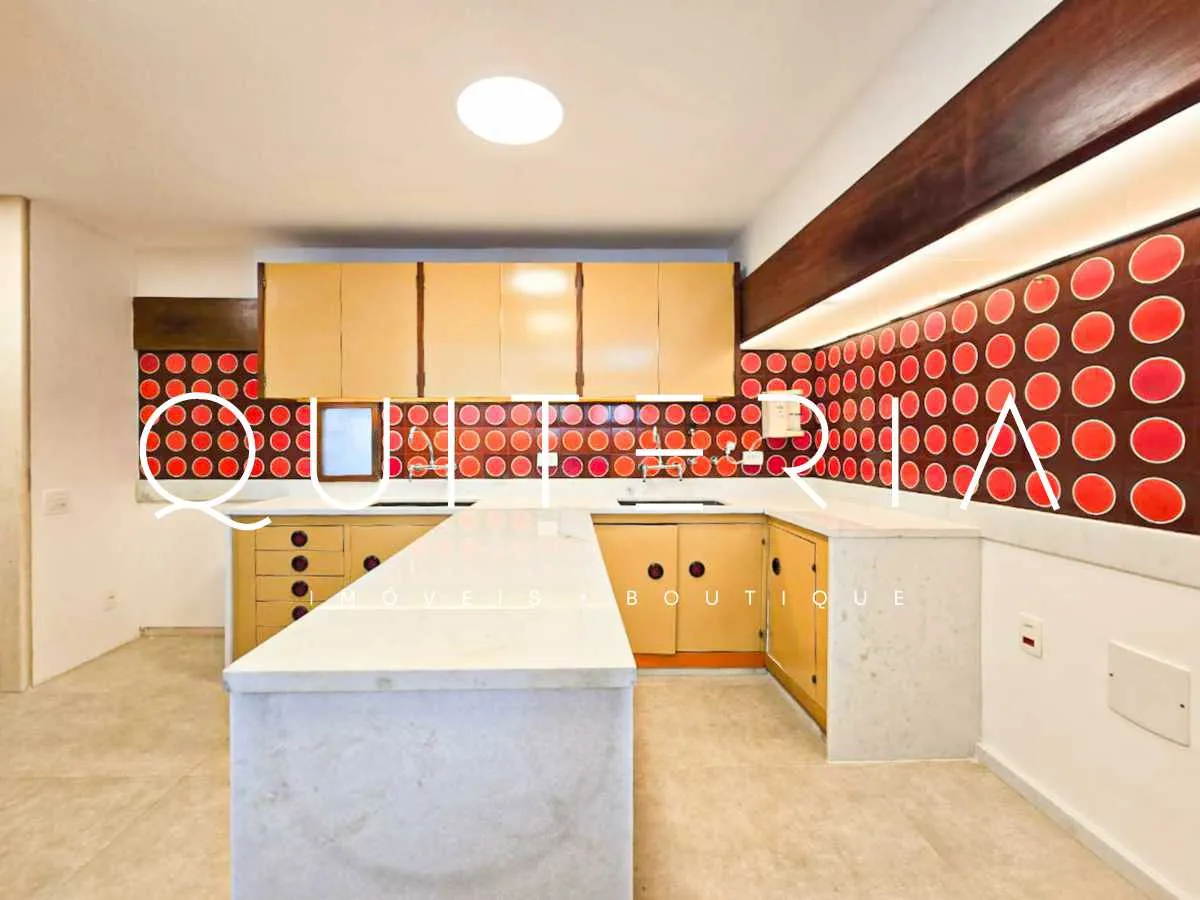 4-bedroom apartment with 4 bathrooms across 300 m² — photo 26