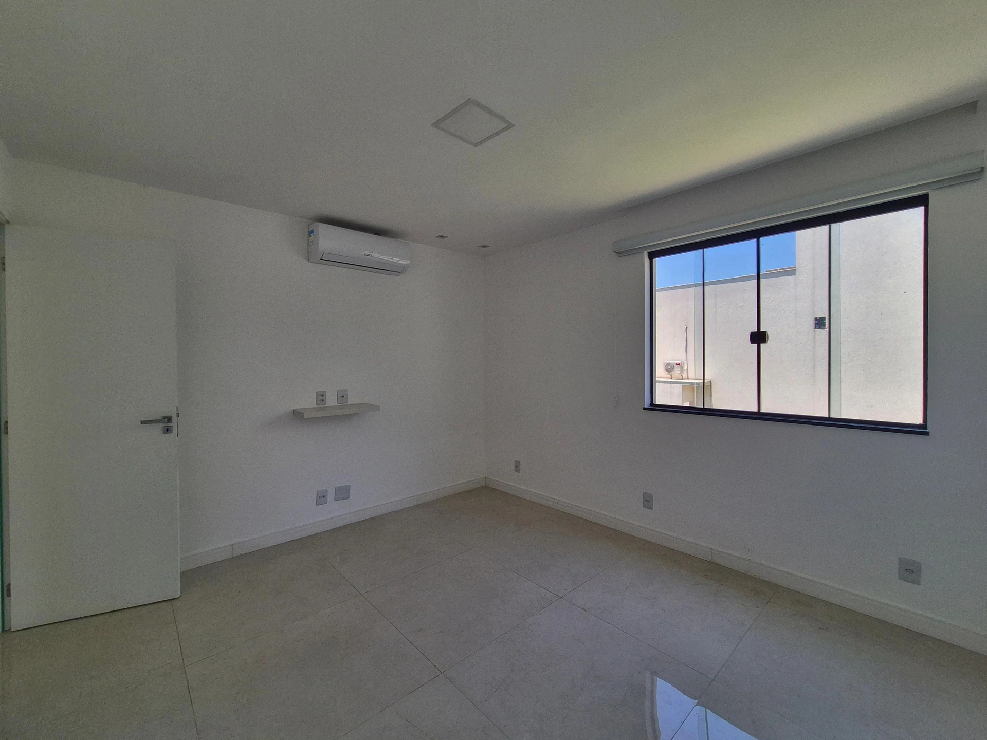 4-bedroom house with a glass-enclosed balcony — photo 37