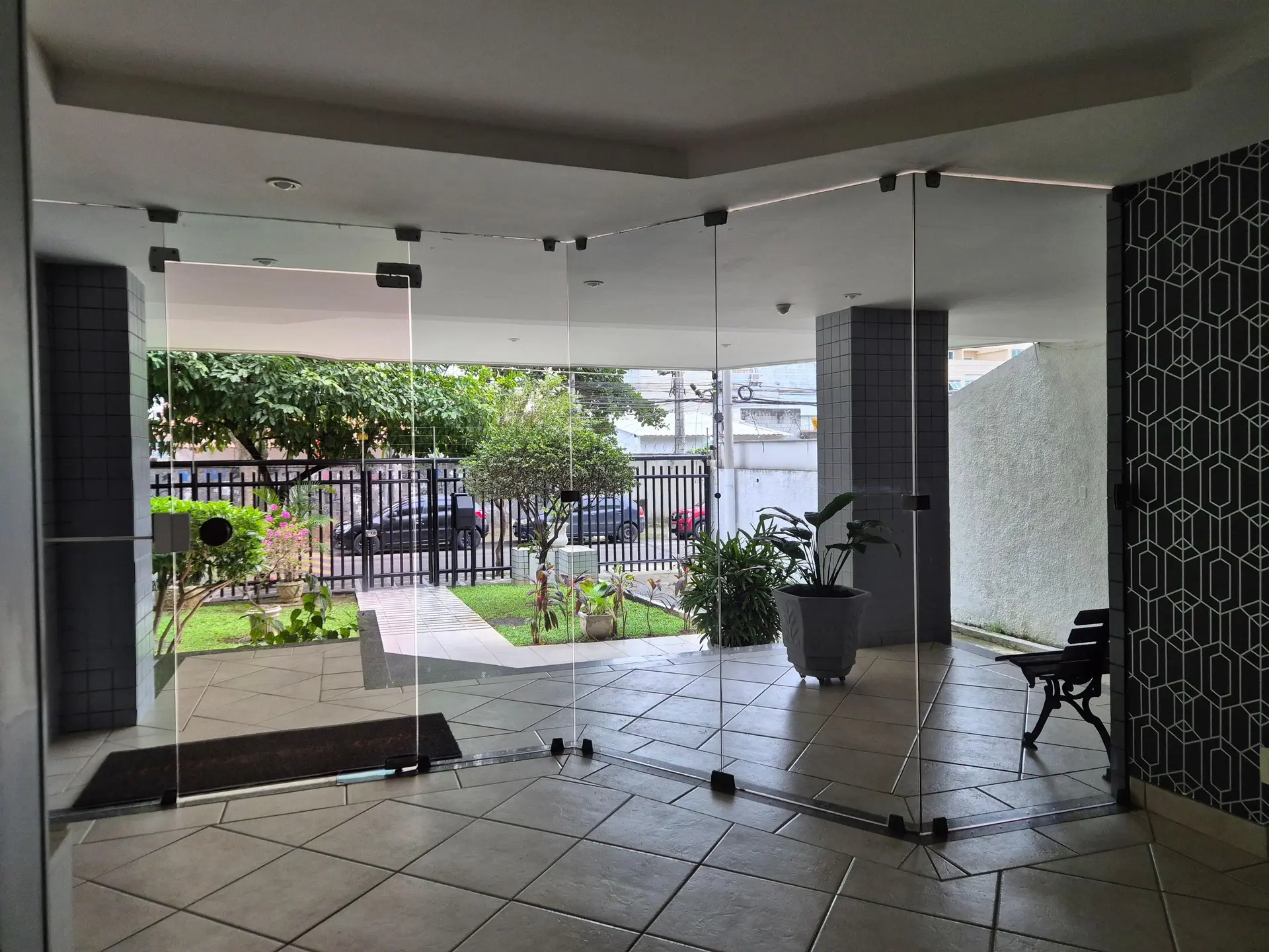 4-bedroom apartment with 3 bathrooms and a balcony — photo 47