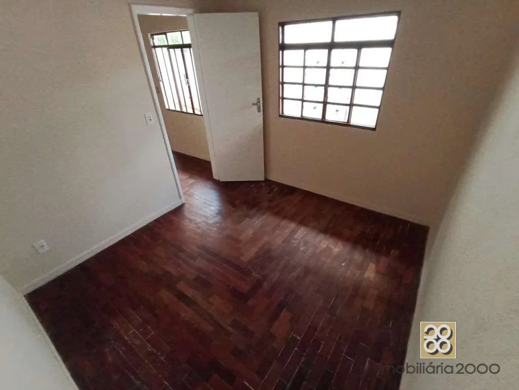 One-bedroom house with wood or laminate floors in Curitiba — photo 8