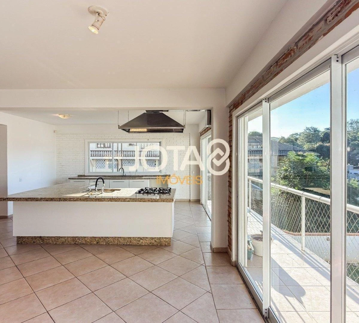 Spacious house with 3 en-suite bedrooms and 526 m²