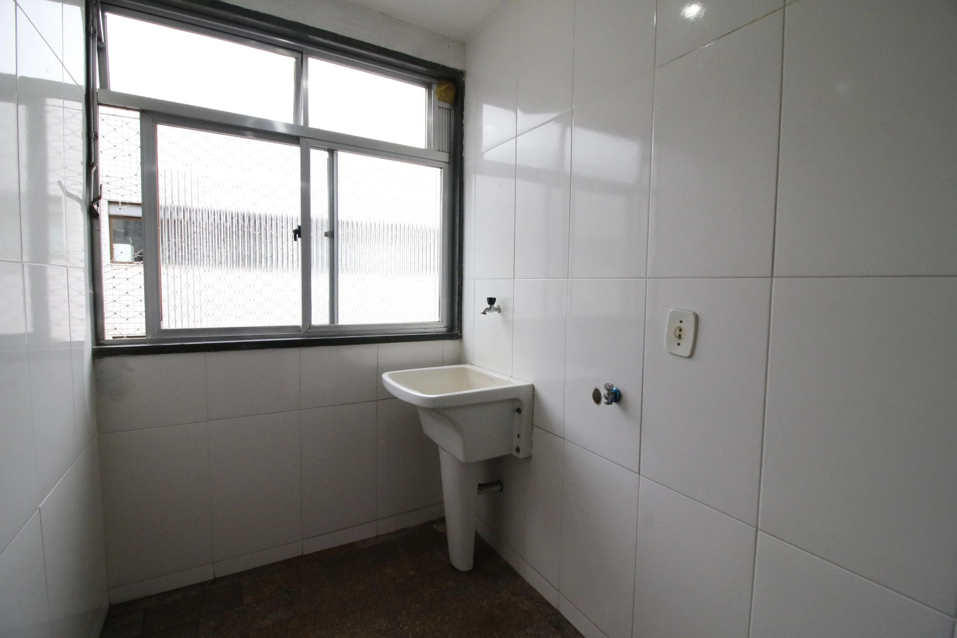 Balcony with a grill in a 3-bedroom apartment, 128 m² — photo 29