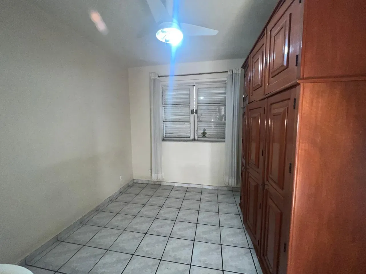 Casa com 4 quartos e cozinha fechada com armários — photo 21