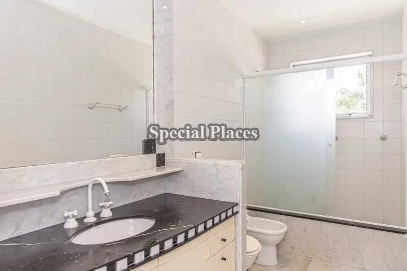 Furnished home with 5 bedrooms and 5 parking spaces — photo 21