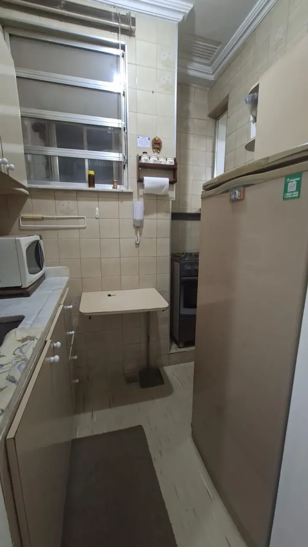 One-bedroom apartment with wood or laminate floors — photo 5