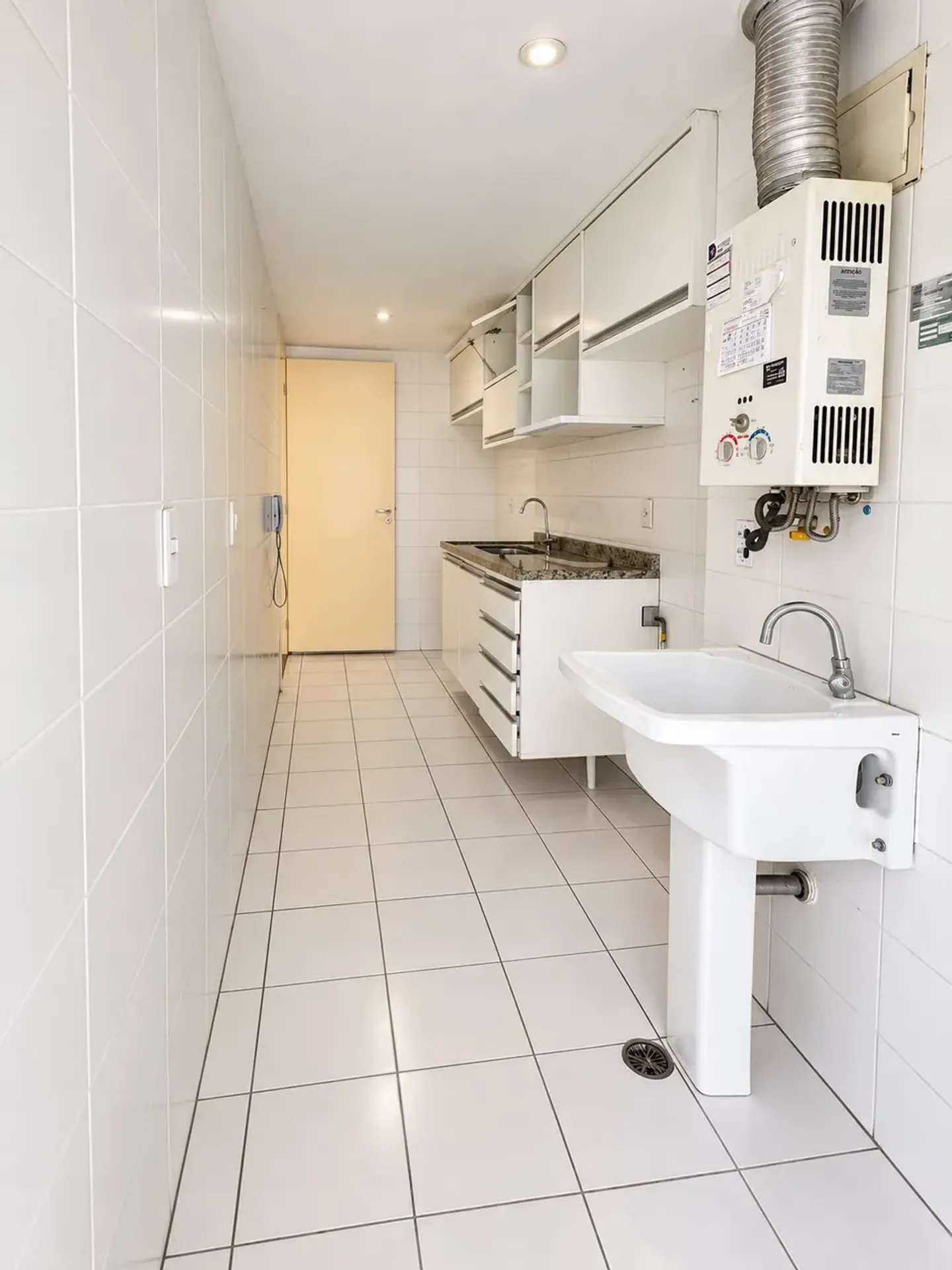 3-bedroom apartment in a building with a gym — photo 6
