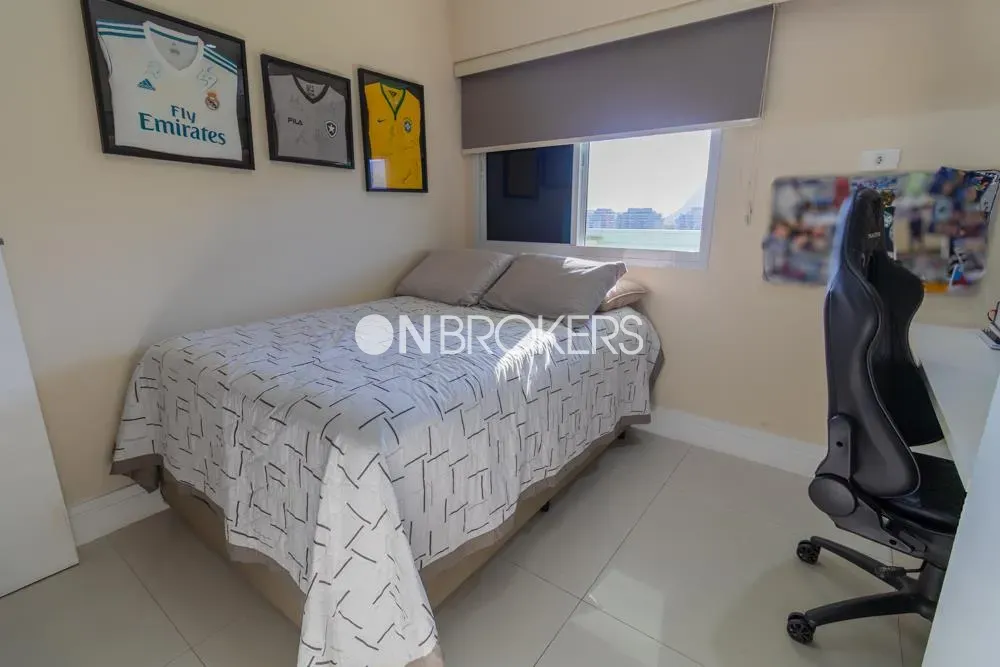 4-bedroom apartment in a building with a gym — photo 17