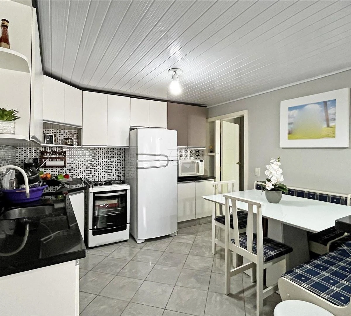 Balcony with a grill in a one-bedroom house, 40 m² — photo 4
