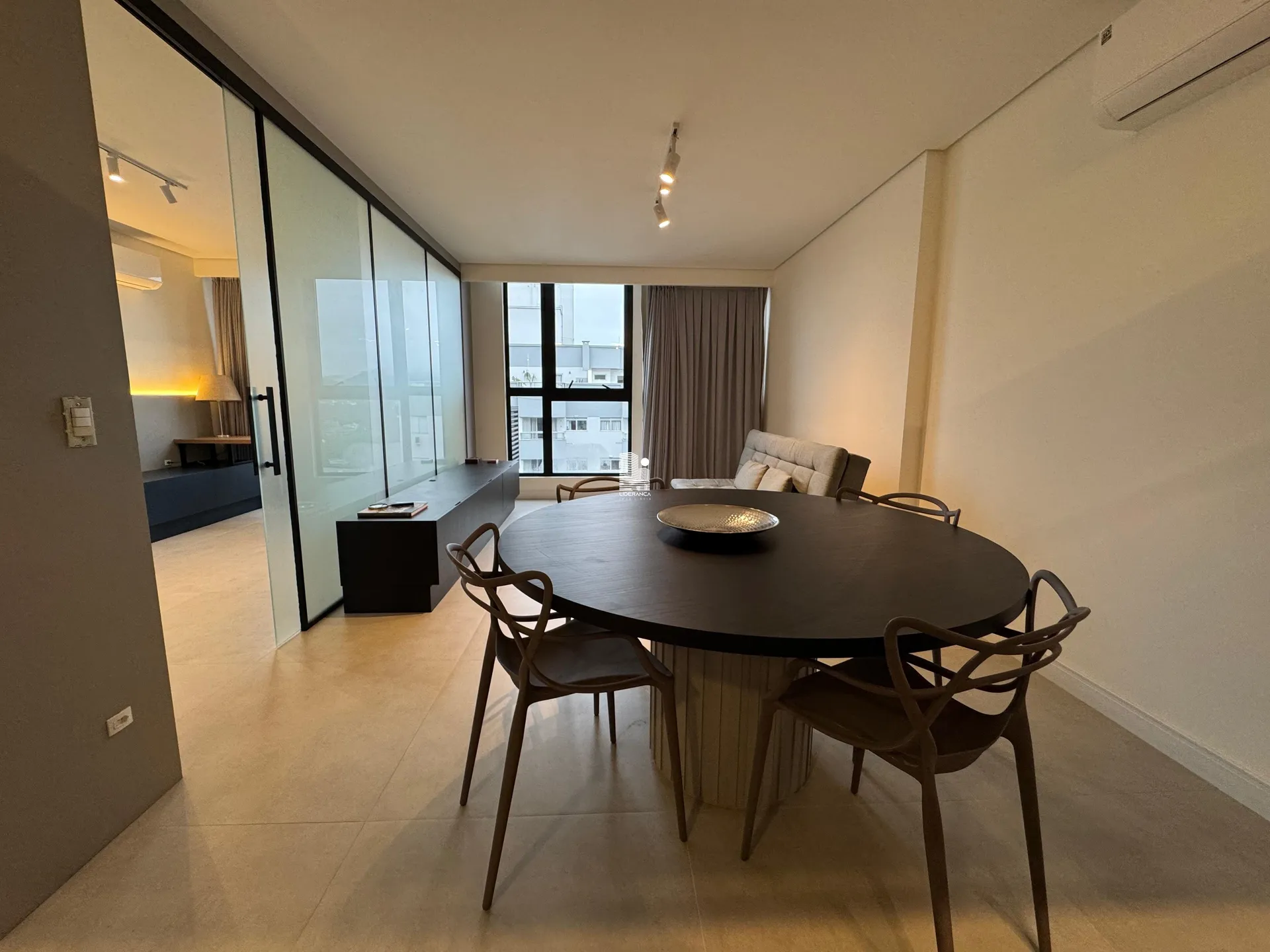 Furnished studio in a building with a gym