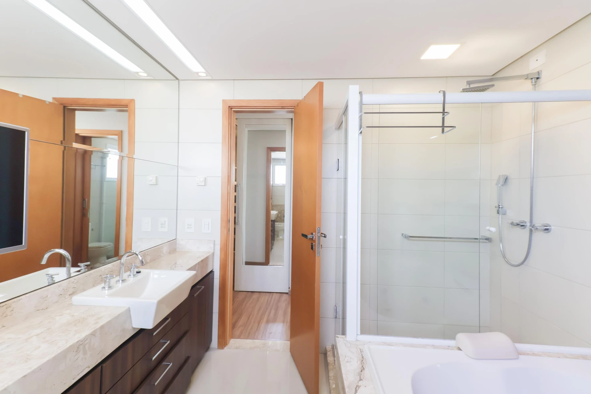 Furnished apartment, 266 m², with a bathtub — photo 47
