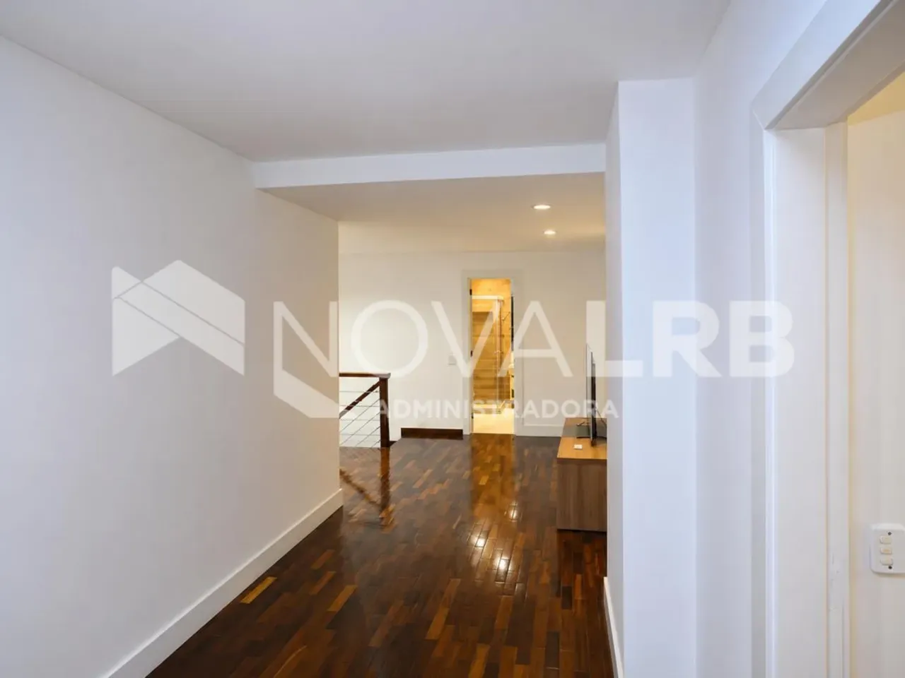 4-bedroom apartment with enclosed glass balcony — photo 18