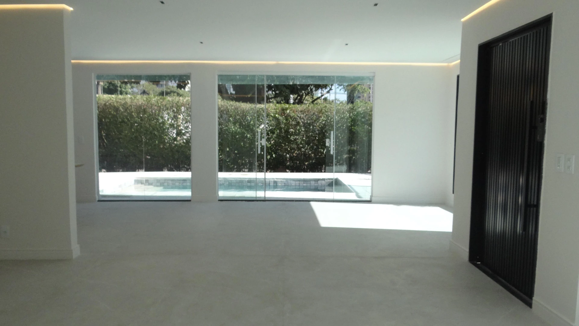 Casa de 384 m² com janelas do piso ao teto e varanda gourmet — photo 88