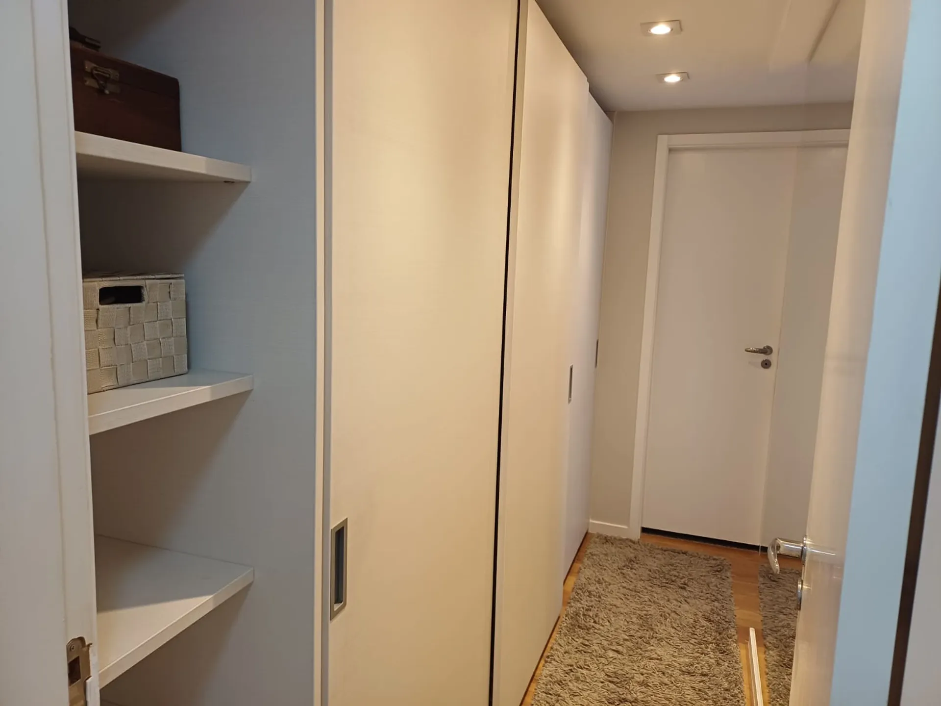 Furnished 3-bedroom apartment with open-plan kitchen — photo 31