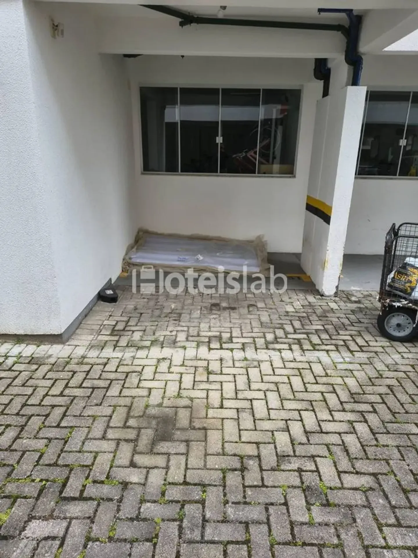 One-bedroom apartment in a building with a gym — photo 5