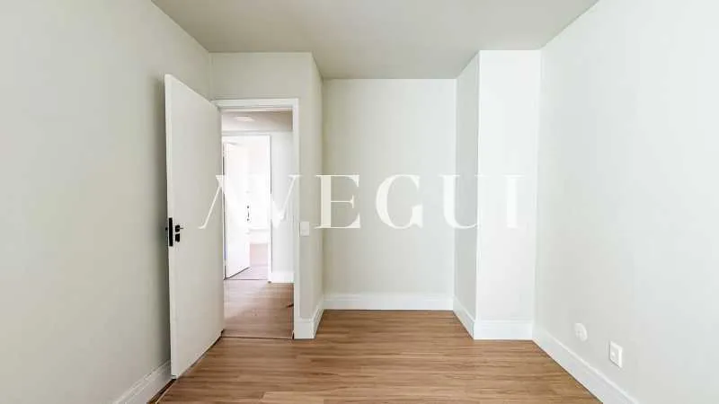 Unfurnished apartment with 4 bedrooms and tall windows — photo 22
