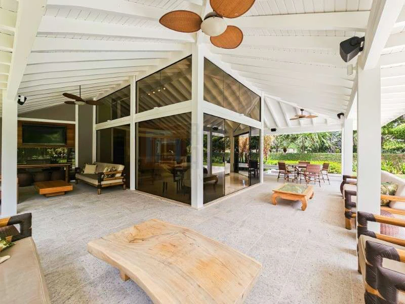 832 m² house with 6 bedrooms and an open-plan kitchen — photo 6