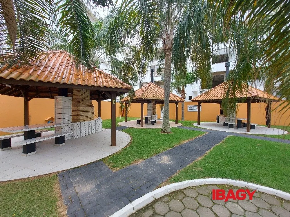 Apartamento de 2 dormitórios com piscina ao ar livre — photo 9