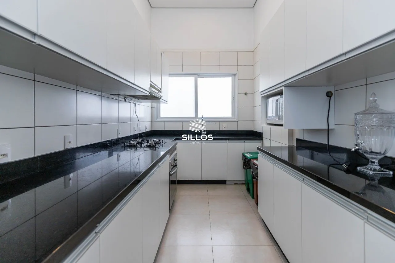 3-bedroom apartment with a bathtub in Curitiba — photo 34