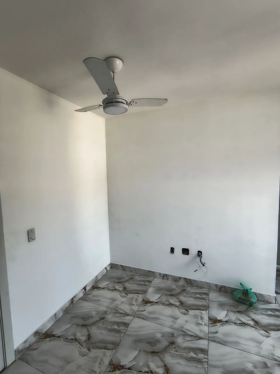 One-bedroom apartment in a building with a gym — photo 10