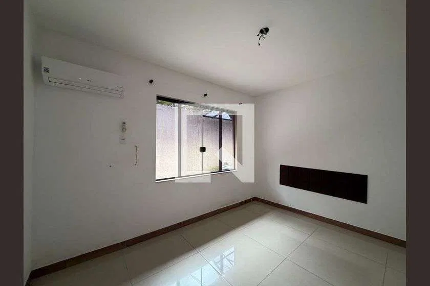 Balcony with a grill in a one-bedroom house, 75 m² — photo 11