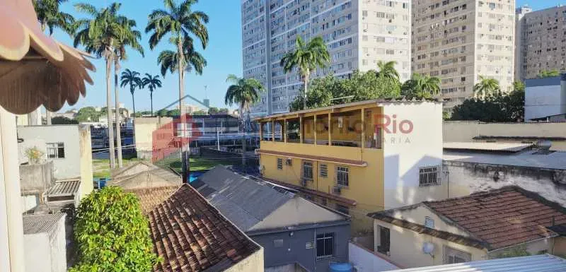 2-bedroom apartment in a building with a pool — photo 27