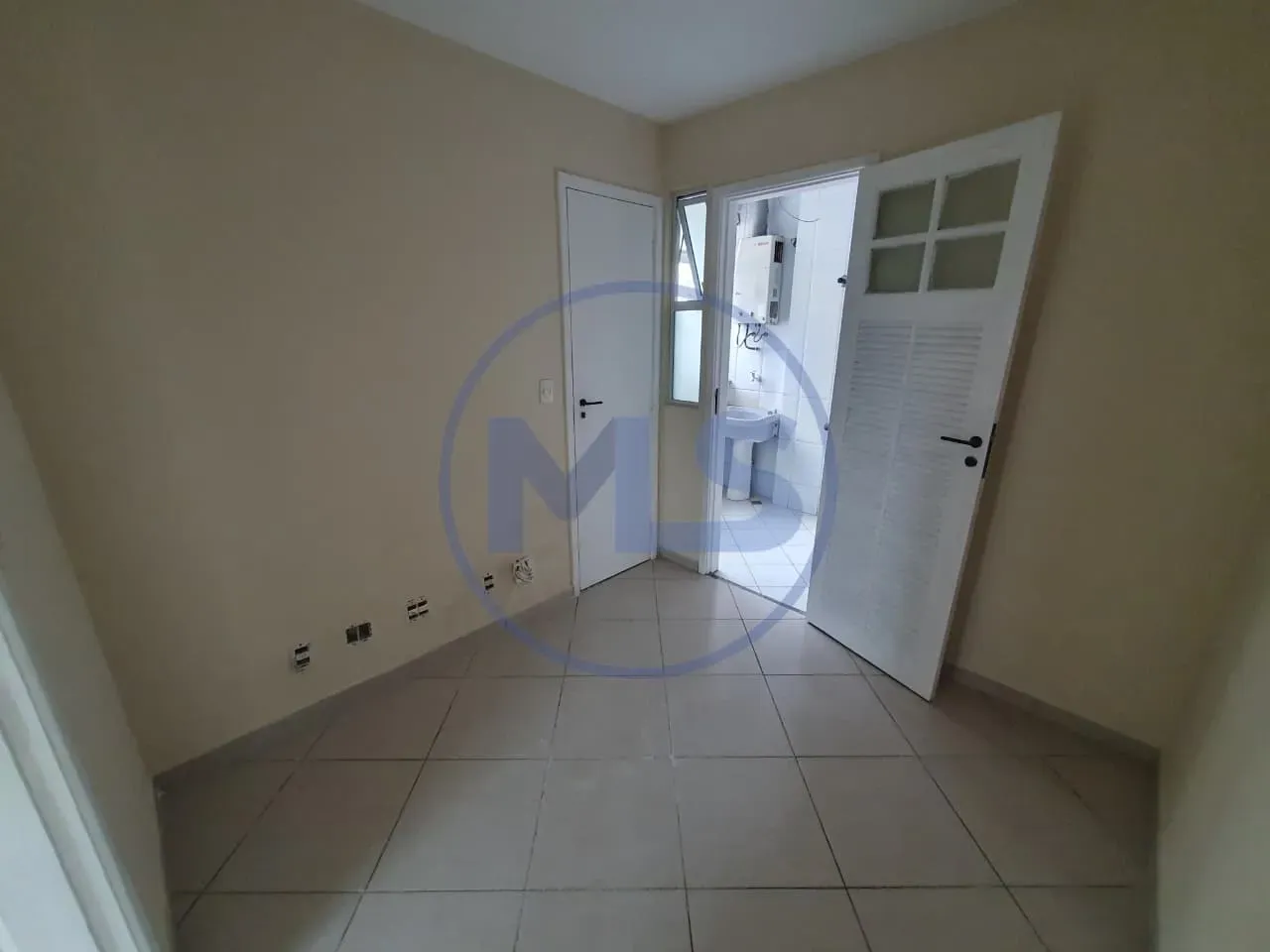Balcony with a grill in a 3-bedroom apartment, 83 m² — photo 30